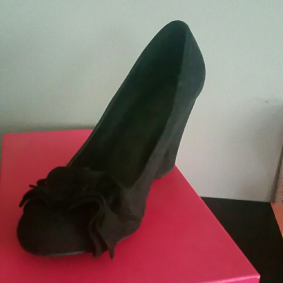 Shoes - Picture 3 of 7